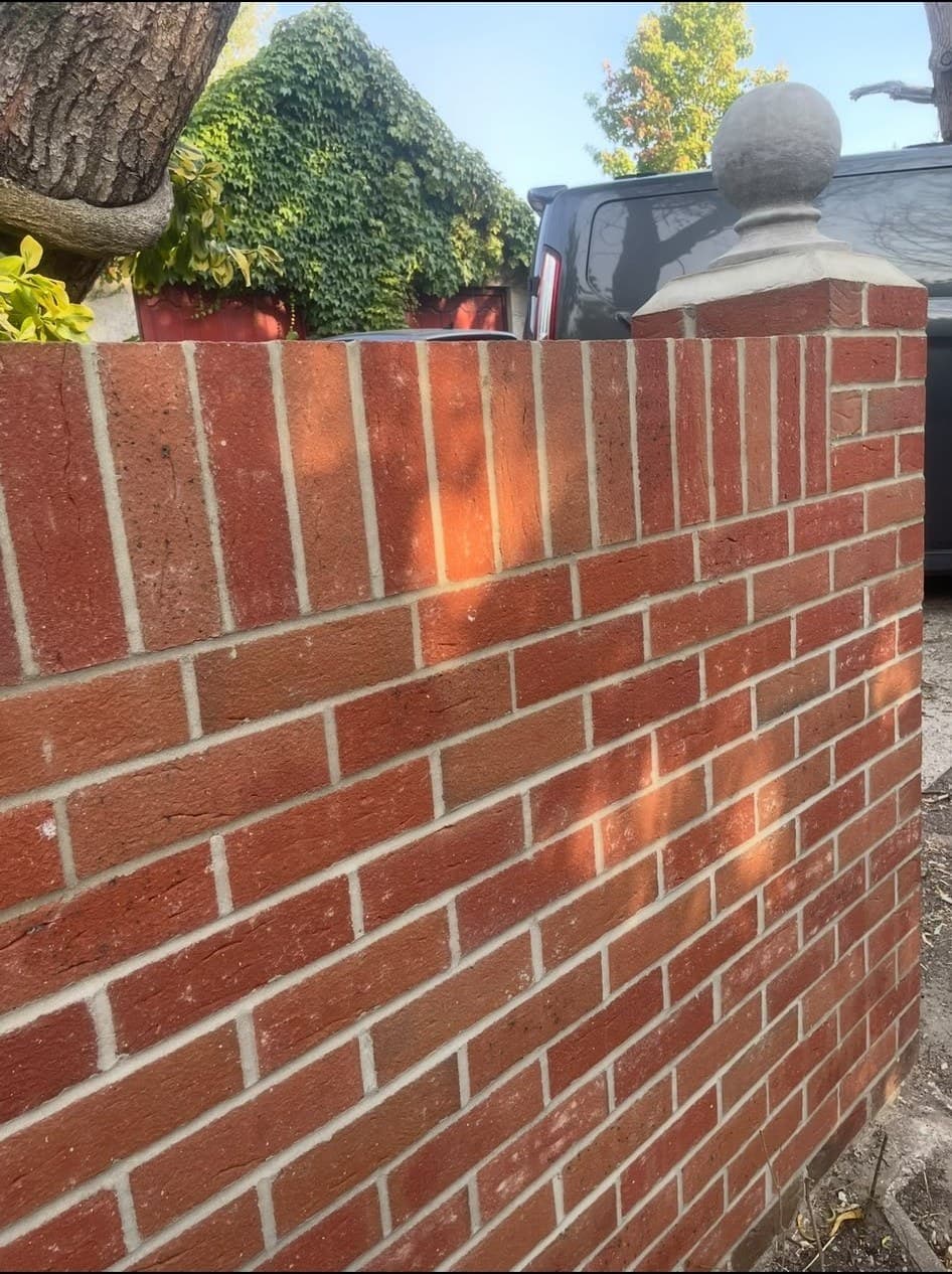 Garden wall soldier course top